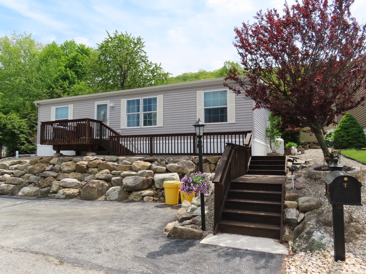 Home with evergreen landscaping in Hillside Estates