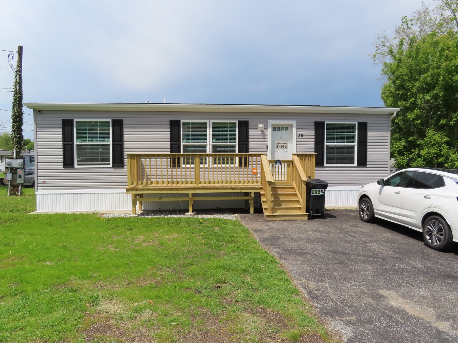 Home with centered deck in Hillside Estates